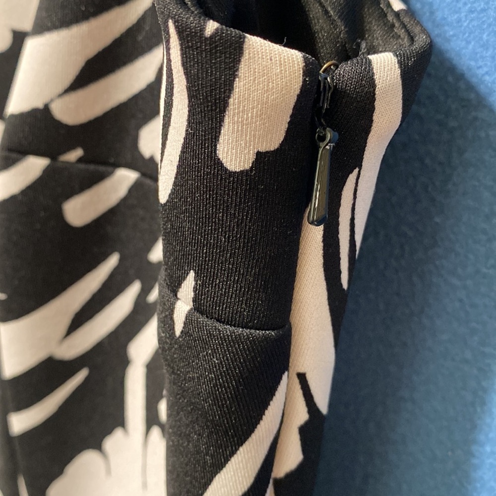 Very elegant dress with short sleeves and side zipper Maggy London size 8 used - Picture 6 of 12
